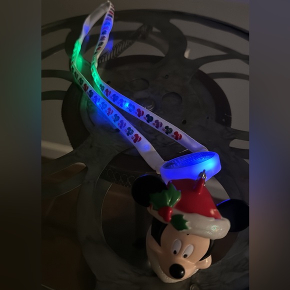 Disney Holiday Lanyard - Christmas Light-Up Santa Mickey - Picture 4 of 6